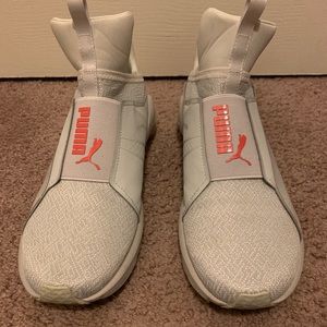 WOMENS PUMA ATHLETIC SHOE